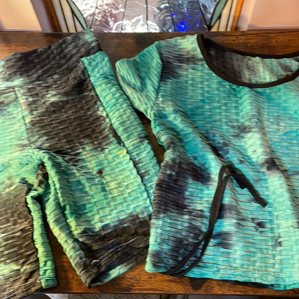 Woman’s yoga workout set TikTok shorts with matching top size L/XL green/black